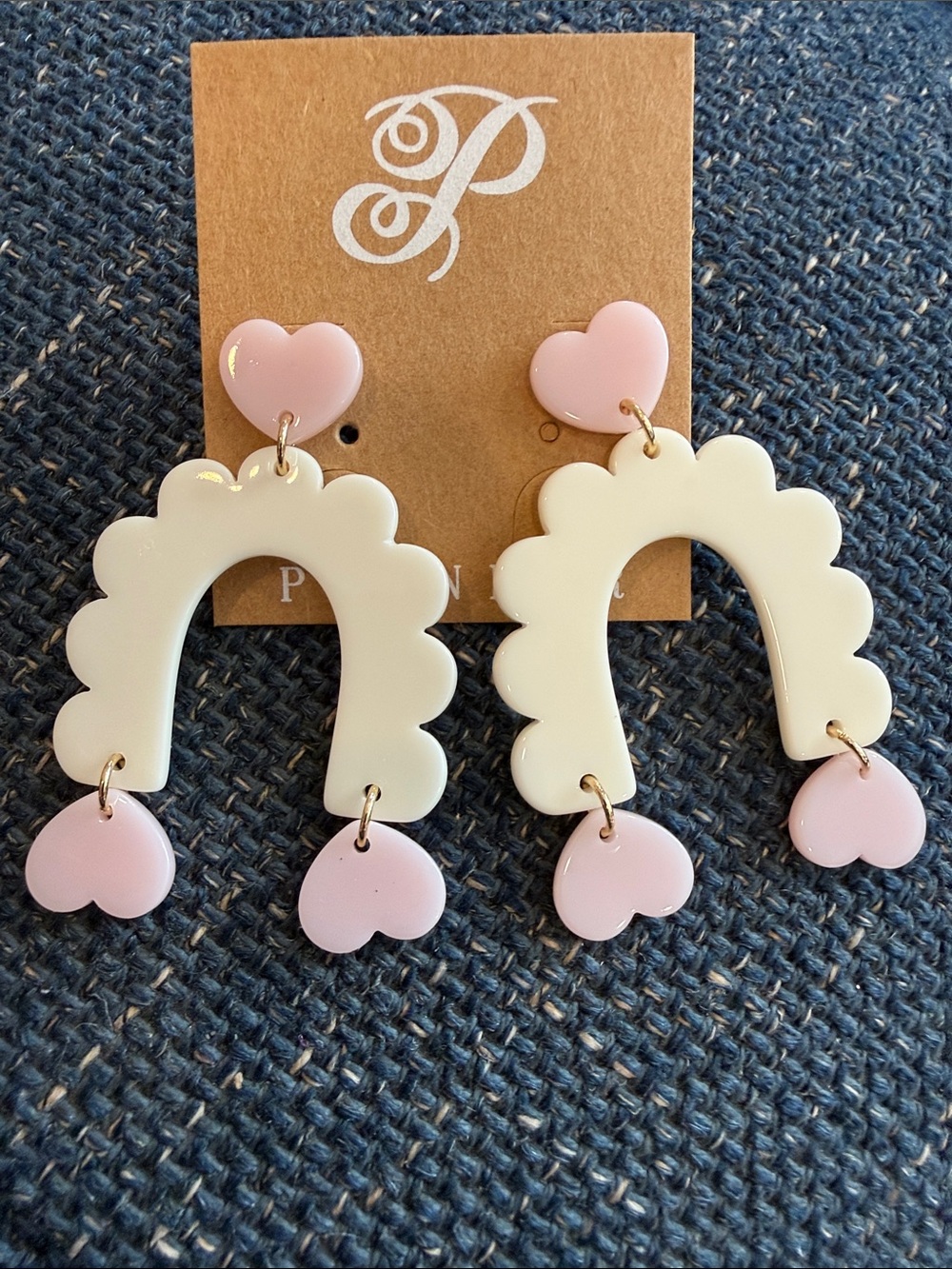 Plunder Cream Scallop Arch Earrings with Pink Hearts